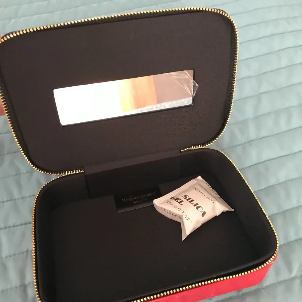 Yves Saint Laurent compact ysl